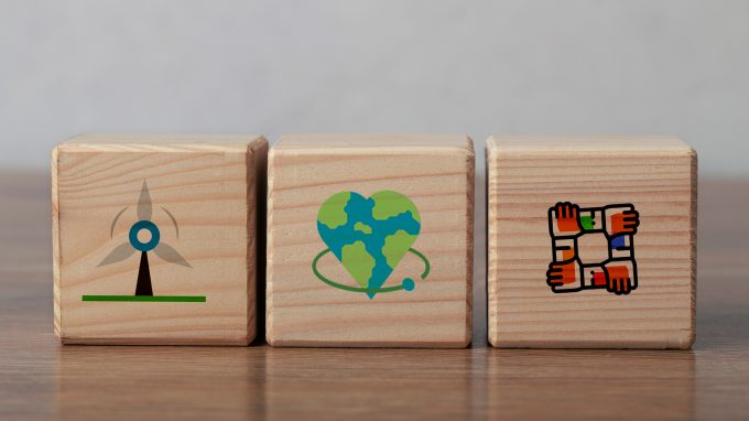 Fotografías de tres cubos de madera, cada uno con un ícono relacionado con los Objetivos de Desarrollo Sustentable